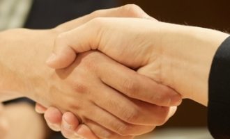 握手している風景